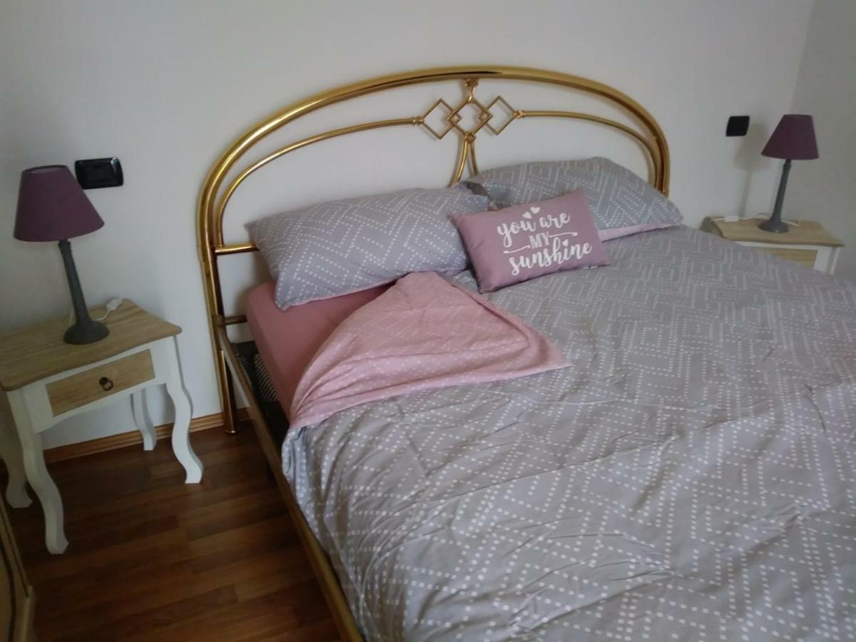 Casa Vacanza Il Glicine Casale Corte Cerro エクステリア 写真