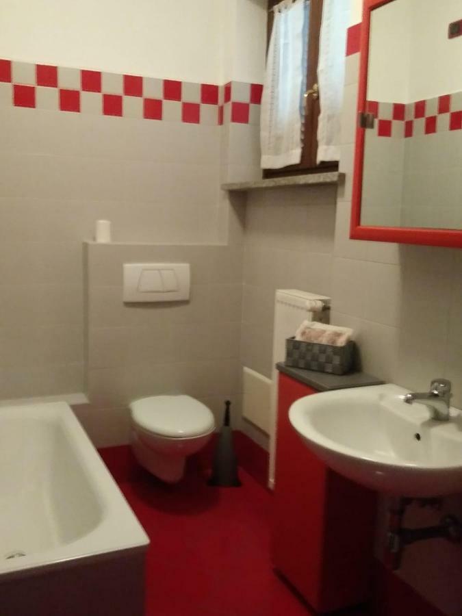 Casa Vacanza Il Glicine Casale Corte Cerro エクステリア 写真